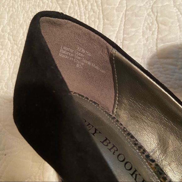 AUDREY BROOKE PUMPS, Size 6.5 - Picture 10 of 13